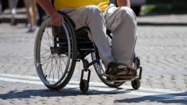 Η αληθινή ιστορία του Κώστα: «Εσύ είσαι με το καροτσάκι, πώς να μπούμε; Είναι κυριλέ το μαγαζί!» μου είπε στο πρώτο ραντεβού