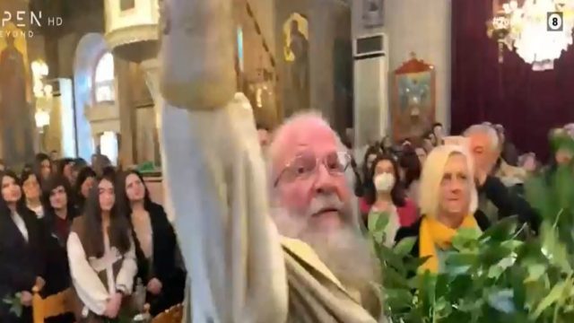 Ρίγη συγκίνησης: Η Πρώτη Ανάσταση στην Παναγία Ευαγγελίστρια της Χίου και τον Άγιο Κωνσταντίνο Ομόνοιας (Video)