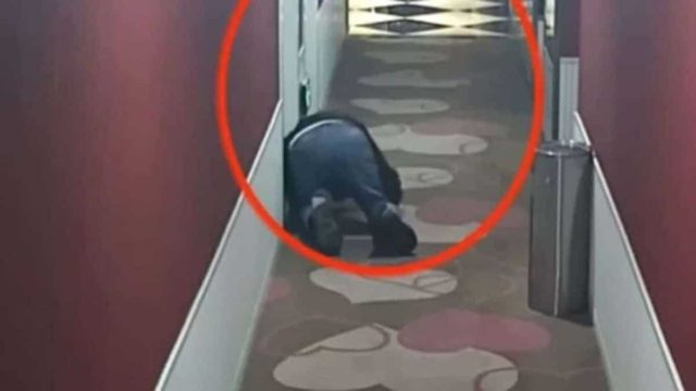 Παππούς έσκυβε και κοιτούσε κάτω από τις πόρτες δωματίων σε ξενοδοχείο! Αυτό που κατέγραψε η κρυφή κάμερα μας πάγωσε