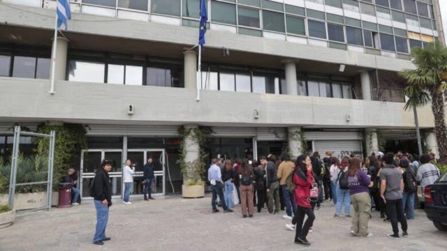 Συναγερμός στο ΑΠΘ: Άνδρας μαχαιρώθηκε στο λαιμό!
