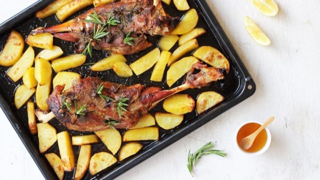Πάσχα στο σπίτι: 5 tips για τρυφερό και γευστικό αρνάκι στο φούρνο