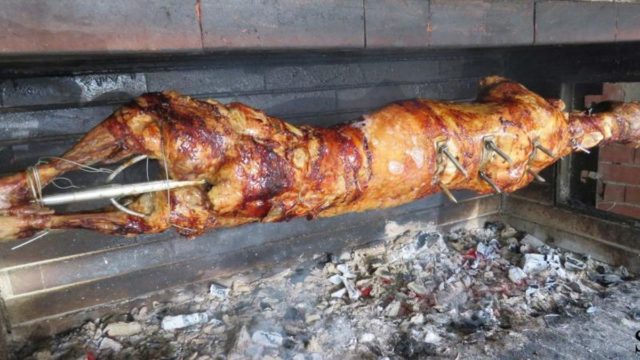Πασχαλινό αρνί: Το αλάνθαστο μυστικό στο σούβλισμα για να μην στεγνώσει το κρέας