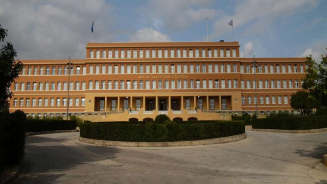 Αρσάκειο: «Ανησυχούν περισσότερο για τη φήμη του σχολείου, παρά για την υγεία του 15χρονου» – Σοκάρει η φωτογραφία με την πετονιά στο λαιμό του