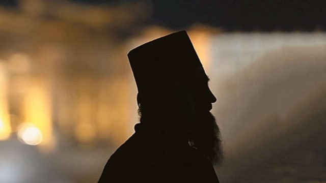 Ποιο είναι το αντίθετο του «Αρχιμανδρίτης»: Το καμένο ανέκδοτο της ημέρας (21/4)