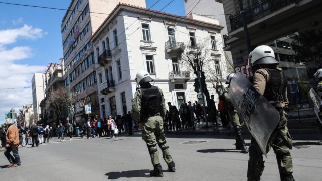 ΑΣΟΕΕ: Νέος γύρος επεισοδίων με πετροπόλεμο και ρίψη χημικών – Πού έχει διακοπεί η κυκλοφορία