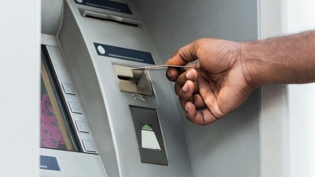 Τα 4 λάθη που θα πληρώσεις ακριβά – Έτσι την πατάνε πολλοί στα ΑΤΜ