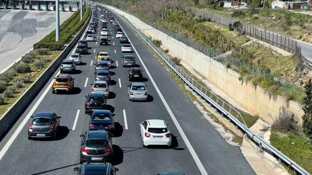 «Καραμπόλα» στην Αττική Οδό: Σύγκρουση 5 οχημάτων προς Αεροδρόμιο στο ύψος της Λ. Δημοκρατίας