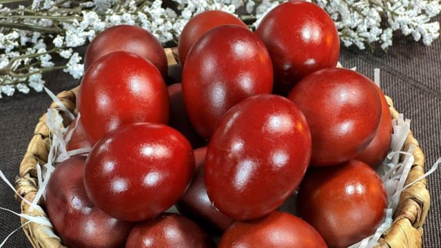 Γιατί βάφουμε κόκκινα αυγά; Είναι κάποιο έθιμο ή συνέβη θαύμα; Βίντεο