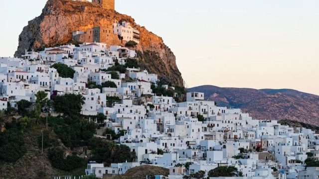 Το άγνωστο εκκλησάκι των Σποράδων που έχει σκαλιστεί κυριολεκτικά πάνω σε βράχο (video)