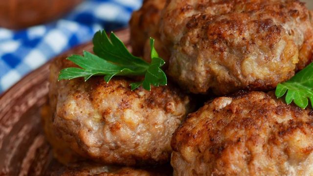 Η τέχνη του burger: Τα 3 «μυστικά» στο μαγείρεμα του κιμά και το ψήσιμο για ζουμερά και πεντανόστιμα μπιφτέκια