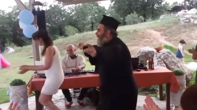 Μερακλής παπάς σηκώθηκε να χορέψει ζεϊμπέκικο και έβαλε «φωτιά» στο YouTube