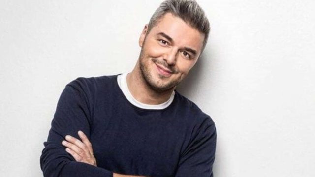 Μαλλιά μέχρι την πλάτη για τον Πέτρο Πολυχρονίδη – Η σπάνια φωτογραφία του παρουσιαστή πριν 17 χρόνια