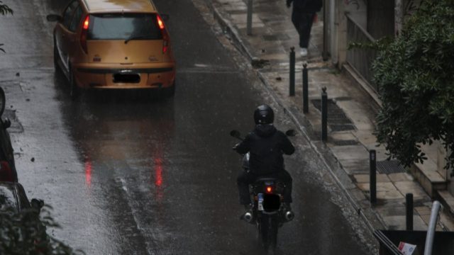 Καιρός: Σφοδρές χαλαζοπτώσεις έπληξαν πολλές περιοχές της Ελλάδα – Το «έστρωσε» σαν χιόνι