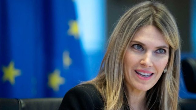 Politico: Στο στόχαστρο νέας έρευνας η Εύα Καϊλή – Έπαιρνε μερίδιο από τους μισθούς των βοηθών της;