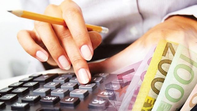 Ρύθμιση χρεών στην εφορία:  Αντίστροφη μέτρηση για τις 36 – 72 και 120 δόσεις – Ποιους αφορά (Video)