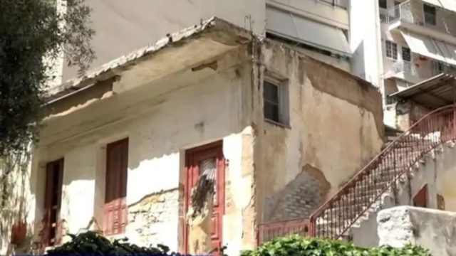 Έγκλημα στους Αμπελόκηπους: «Ήπιαν, τσακώθηκαν και του κάρφωσε ένα κουζινομάχαιρο πισώπλατα!» – Σοκαριστικές αποκαλύψεις από γείτονα του 60χρονου (Video)