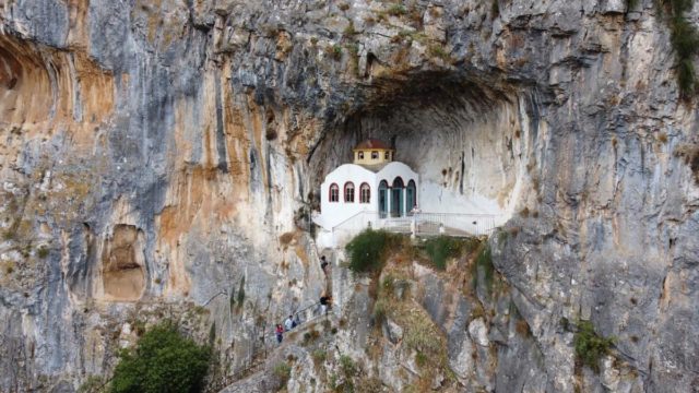 Το εντυπωσιακό εκκλησάκι της Αγίας Ιερουσαλήμ που είναι φωλιασμένο στους βράχους της Λιβαδειάς (Video)