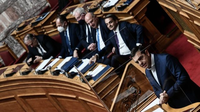 Ο οικονομικός «πόλεμος» των μονομάχων: Οι βασικές διαφορές στα προγράμματα ΝΔ και ΣΥΡΙΖΑ – Τα 880 ευρώ… στο χέρι και τα 950 με καρτέρι