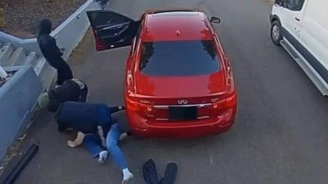 Πήγαν να του κλέψουν το αυτοκίνητο και τα έβαλε και με τους τέσσερις – Έφυγαν τρέχοντας οι δράστες (video)