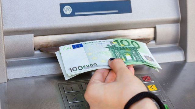 «Έσκασε» στα ΑΤΜ το πολυπόθητο επίδομα – Ποιοι βλέπουν 300 ευρώ στον λογαριασμό τους