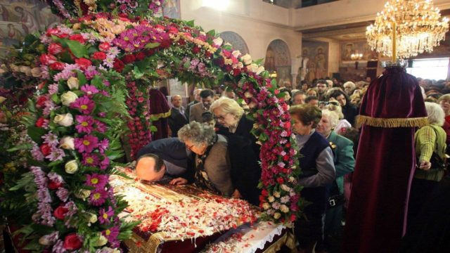 Κορύφωση του «Θείου Δράματος»: Τι ώρα τελείται η ακολουθία του Επιταφίου και πότε ξεκινά η περιφορά
