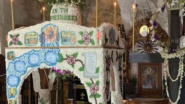 Τέμπη: Σπαράζει καρδιές ο επιτάφιος για τα θύματα της τραγωδίας – Στολισμένος με 57 αγγελάκια και λευκά άνθη (φωτο)