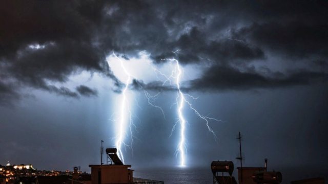 Καιρός σήμερα 7/4: Παρασκευή με βροχές και καταιγίδες – «Καμπανάκι» Μαρουσάκη, Καλλιάνου και Αρναούτογλου
