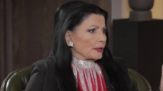 Κόλαφος η Ζωζώ Σαπουντζάκη: «Αν κάποια προσπαθήσει να με μιμηθεί θα…»