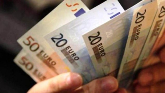 «Θείο» δώρο για χιλιάδες καταναλωτές – Έρχεται νέα «βόμβα» στα ATM