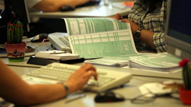 Φορολογικές δηλώσεις: Άρχισε η υποβολή τους με άμεση επιστροφή φόρου – Τι πρέπει να προσέξετε