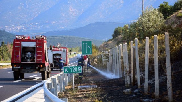 Φωτιά στην Αθηνών – Κορίνθου: Ισχυρή κινητοποίηση της Πυροσβεστικής