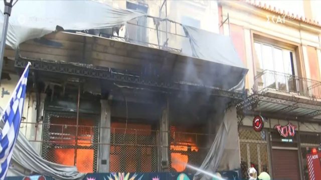 Φωτιά σε κτίριο στο κέντρο της Αθήνας: Φόβοι για κατάρρευσή του! Έχει πέσει ήδη η οροφή και είναι ετοιμόρροπο – “Γλείφει” τις δίπλα πολυκατοικίες η πυρκαγιά (Video)