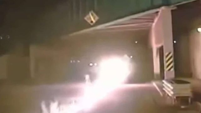 «Λαμπάδιασε» το μίνι βαν του και συνέχισε να οδηγεί κανονικά – Συγκλονιστικό βίντεο από τη διάσωση του 84χρονου (video)