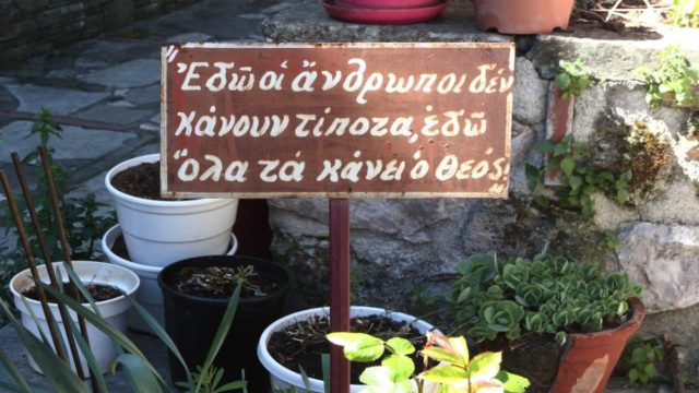 Η Φωτογραφία της Ημέρας: Το μήνυμα των μοναχών στην Ιερά Μονή Αγάθωνος