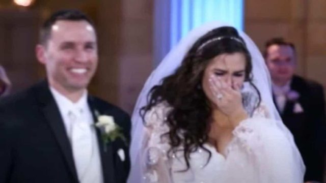 Γαμπρός και νύφη ξεκινούν να χορεύουν – Τότε σταματάει η μουσική και η νύφη βάζει τα κλάματα… με τη συνέχεια να σοκάρει (Video)