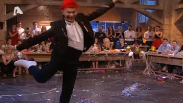 Ο Λάκης Γαβαλάς χόρεψε βαρύ ζεϊμπέκικο με τακούνια και έκλεψε την παράσταση (Video)
