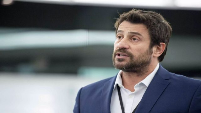 «Σπαράζει» η μητέρα του Αλέξη Γεωργούλη: «Εγώ το παιδί μου το ξέρω» – Η απάντησή της στις βαρύτατες καταγγελίες (video)