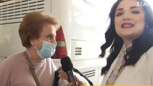 Επική γιαγιά πλησιάζει δημοσιογράφο και της δίνει συγχαρητήρια – «Βαλεντίνα μου τι κάνεις; Είσαι καταπληκτική»