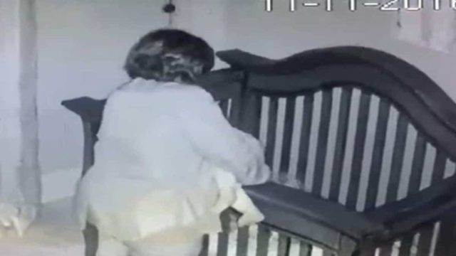 Γιαγιά προσπαθεί να βάλει το μωρό για ύπνο – Θα σας “πέσει το σαγόνι” μόλις δείτε τι συμβαίνει (Video)
