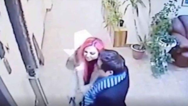 Η κάμερα τους κατέγραψε να μπαίνουν χαμογελαστοί στο διαμέρισμά τους. Αυτό που συνέβη λίγα λεπτά αργότερα θα σας κάνει να “παγώσετε”!