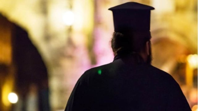 Χαμός στην Άρτα: Παπάς πιάστηκε στα χέρια με τον αντίζηλο για τα μάτια της παπαδιάς (video)