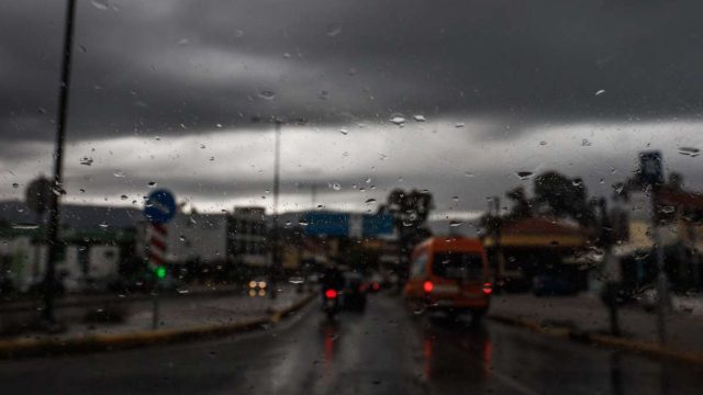 «Καμπανάκι» με τον καιρό: Άνοιξαν οι ουρανοί στην Αττική – Οι περιοχές που θα «χτυπήσει» η κακοκαιρία