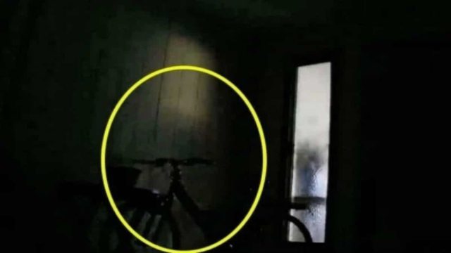 Κάμερα ασφαλείας καταγράφει μια σκιά – Αυτό που συμβαίνει λίγο μετά είναι σοκαριστικό (Video)