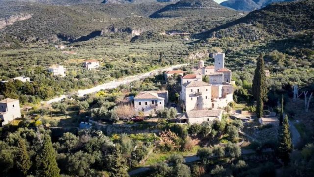 Παλαιά Καρδαμύλη: Η παραμυθένια μυστική καστροπολιτεία με το ομορφότερο καμπαναριό της Ελλάδας