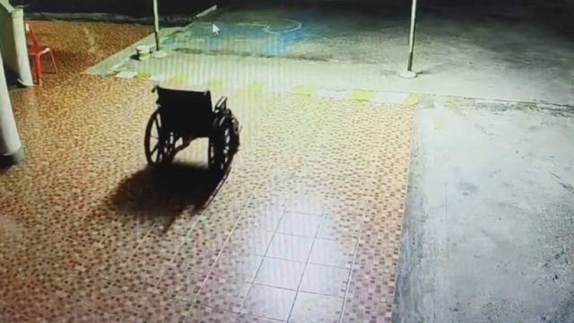 Είδαν στην κάμερα ασφαλείας αναπηρική καρέκλα να κινείται μόνη της – Μόλις κατάλαβαν το γιατί “πάγωσαν” (Video)