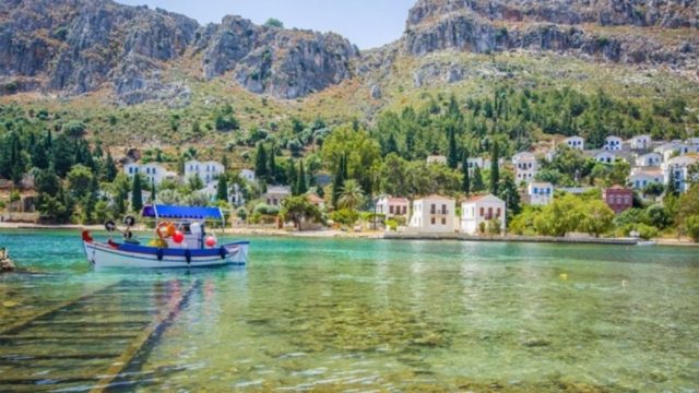Πολύχρωμο νησί με υπέροχες παραλίες: Ο προορισμός που δεν χρειάζεσαι αμάξι και ξαπλώστρα – Το γαλάζιο σπήλαιό του θα σας μαγέψει (video)
