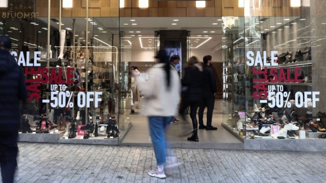Μεγάλο Σάββατο: Το ωράριο των καταστημάτων και των σούπερ μάρκετ – Ποια μένουν ανοικτά έως τις 8 το απόγευμα