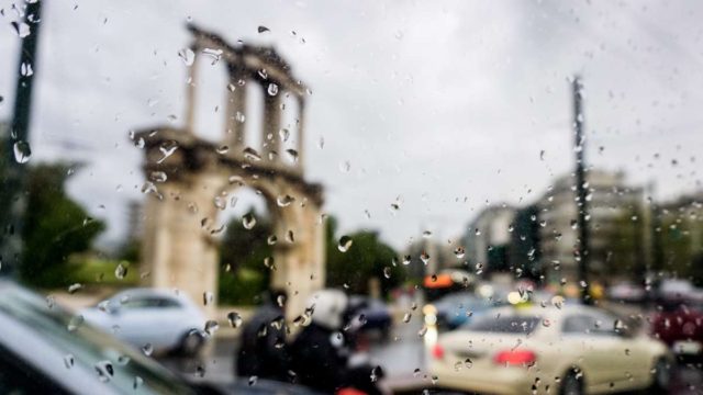 Καιρός σήμερα 30/4: «Καμπανάκι» στην Αττική με βροχές – Προειδοποίηση Meteo για καταιγίδες – Πού θα χτυπήσει η κακοκαιρία