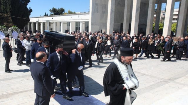 Σε κλίμα οδύνης στο Α’ Νεκροταφείο η κηδεία του Γιώργου Μπόμπολα – Πλήθος κόσμου στο τελευταίο «αντίο» (photos)