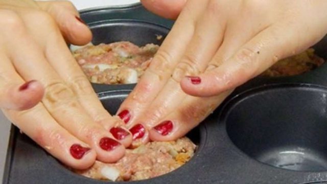 Παίρνει μια φόρμα για κέικ και τη γεμίζει με κιμά: Όταν είδαμε το αποτέλεσμα… μας έτρεχαν τα σάλια!